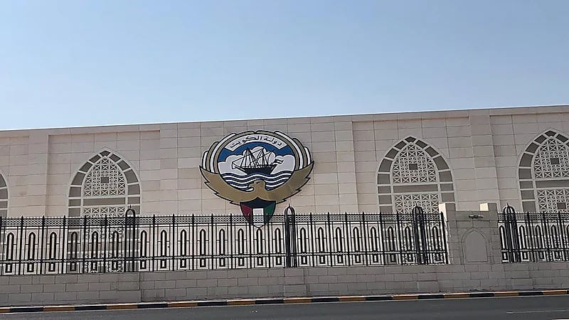 الكويت تدعو مواطنيها لتأجيل سفرهم وتُلمح للإغلاق