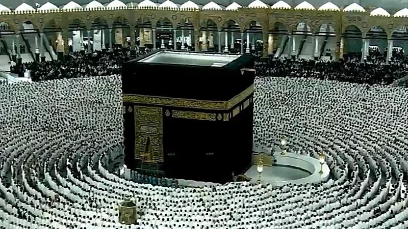 تقنيات حديثة لحساب أعداد الزوار والمعتمرين في المسجد الحرام.. فيديو