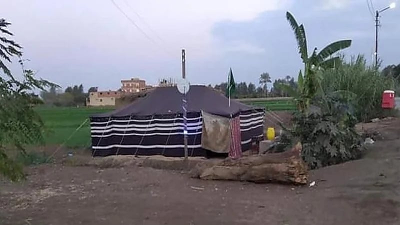 قصة مصري يرفع علم المملكة بجوار منزله في بلدته (صورة)