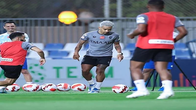 بيريرا يعطي تعليمات خاصة للاعبي الهلال 