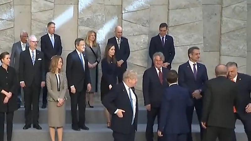 شاهد.. "جونسون" يتعرض لموقف محرج خلال قمة الناتو