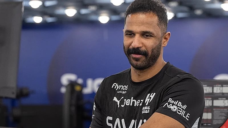 العويس يغادر إلى قطر لاستكمال علاجه