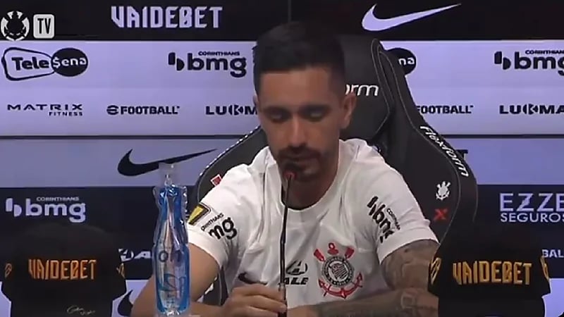 كورنادو يتحدث عن موقف رومارينهو من العودة للدوري البرازيلي .. فيديو