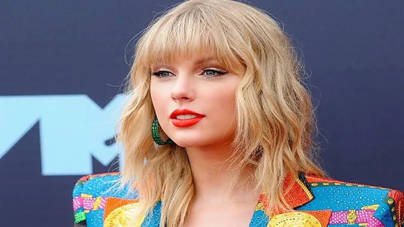 رجل يحاول اقتحام مبنى تسكنه تايلور سويفت بسيارته (صور)