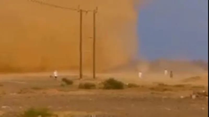 فيديو مخيف لأطفال يلاعبون عاصفة رملية ويدخلون وسطها