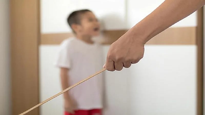 جدة تُعذب حفيدها بالحرق والضرب بالحزام والخرطوم