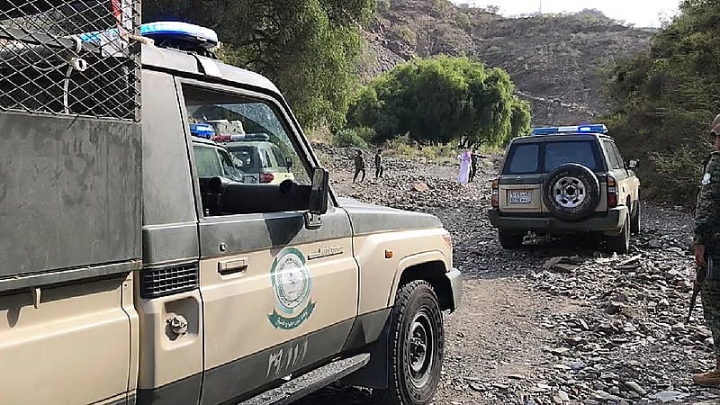 القبض على مقيم و7 مخالفين لترويجهم القات