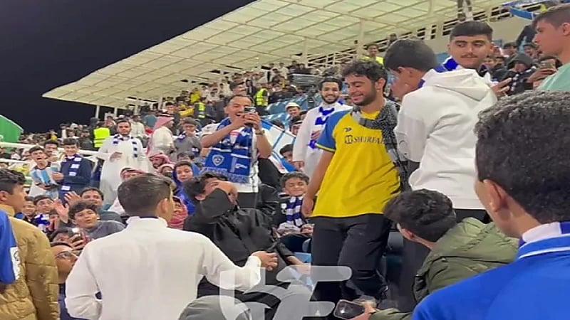 بالفيديو.. لحظة طرد مشجع نصراوي من مدرجات الهلال في مباراة التعاون