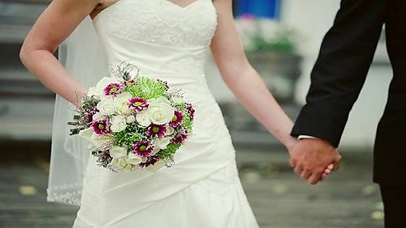 امرأة تقتحم حفل زفاف وتضرب العريس