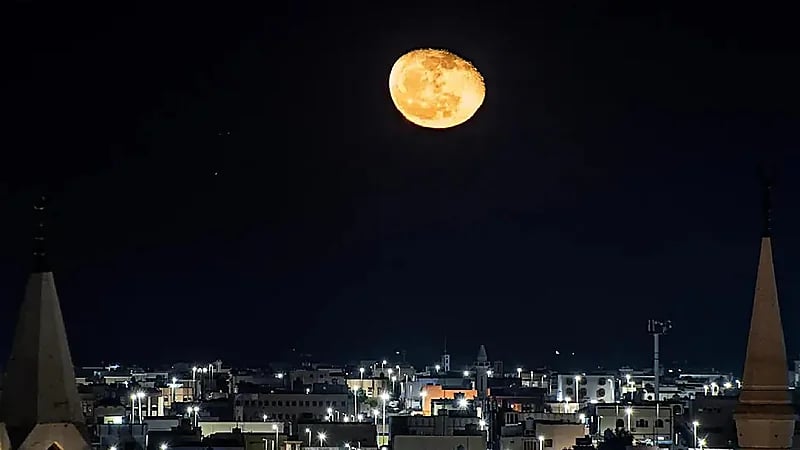 رصد اقتران القمر بنجم قلب العقرب.. صور