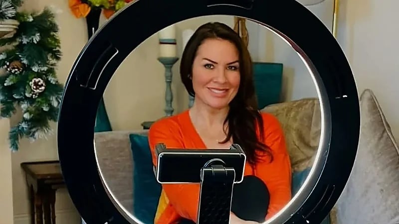 مذيعة شهيرة تتعرض لموقف محرج بسبب كذبة أبريل