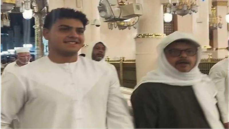 أحدث ظهور لـ نجل محمد هنيدي برفقة والده خلال أدائهم مناسك العمرة.. صورة