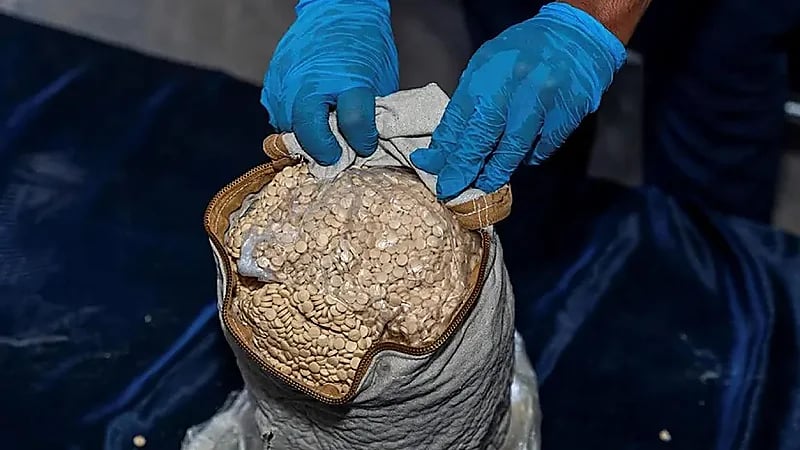 جمرك الحديثة يُحبط 3 محاولات لتهريب أكثر من 151 ألف حبة كبتاجون بمركبة