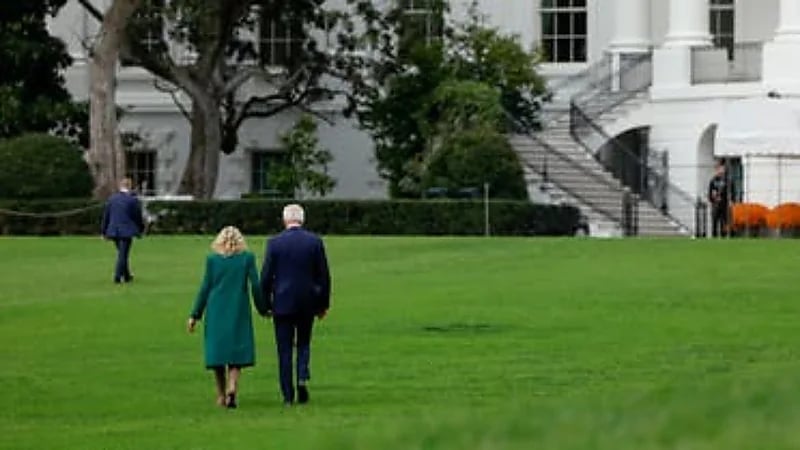 بالفيديو.. "بايدن" يضل طريقه داخل حديقة البيت الأبيض