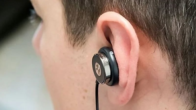 أضرار تحدث عند استخدام سماعات الأذن لفترة طويلة