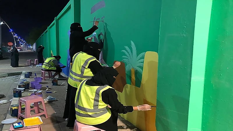 بالصور.. نادي الإعلام الاجتماعي يتولى تنفيذ اكبر جدارية "أغلى وطن" الوطنية