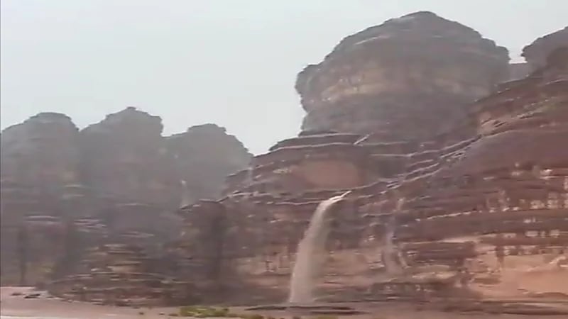 مشاهد خيالية لصحراء بجدة غرب تبوك