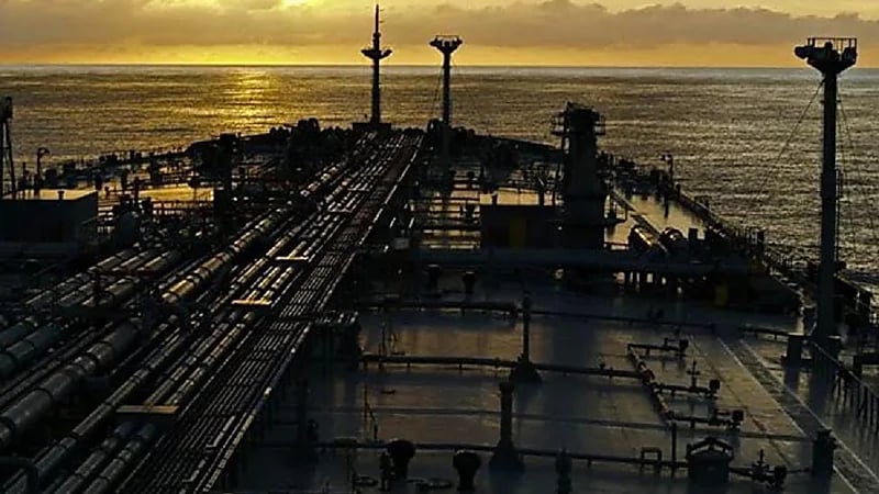 انفجار في ناقلة نفط قبالة ميناء بانياس السوري