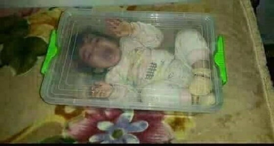 بالصور.. سيدة تحبس رضيعها داخل علبة بلاستيكية لتوقفه عن البكاء