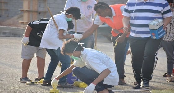 بالصور.. هيئة الرياضة واليرموك ينفذان برنامج طلاء مطبات أبوعريش