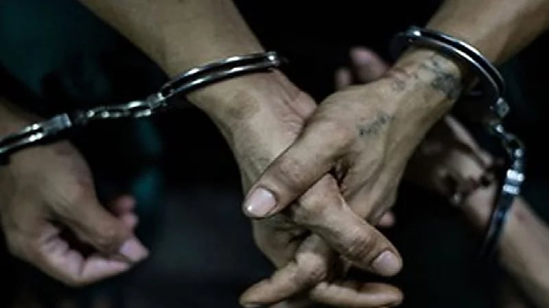 القبض على 3 طلاب استدرجوا فتاه وصوروها عارية لإبتزازها