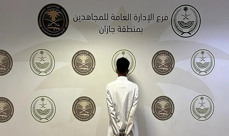 القبض على مقيم و8 مخالفين لتهريبهم القات بجازان وعسير