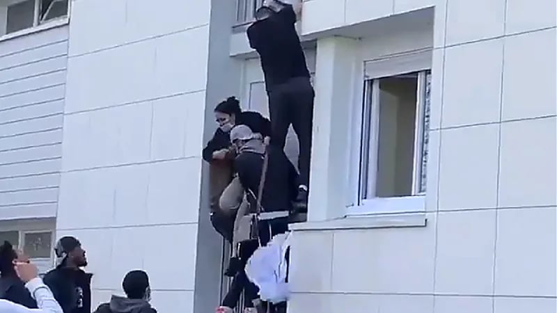 بالفيديو.. رضيع ينجو من الموت بعد إندلاع حريق وسقوطه من الدور الثالث