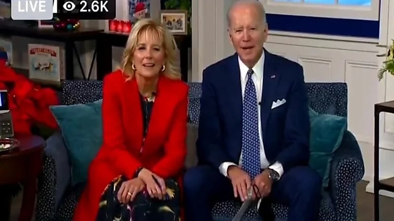 شاهد.. متصل بالبيت الأبيض يوجه عبارة مهينة لـ "بايدن"