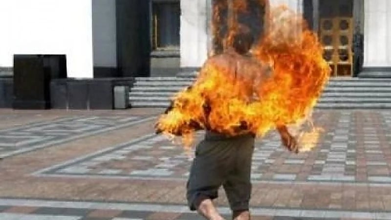 رجل يضرم النار في نفسه أمام السفارة الأمريكية