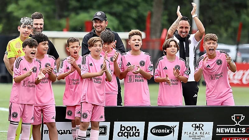 نجل ميسي يشارك في أول بطولة رسمية .. صور