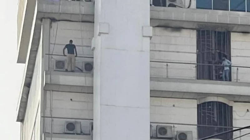 شاهد.. شاب يحاول الانتحار من أعلى فندق