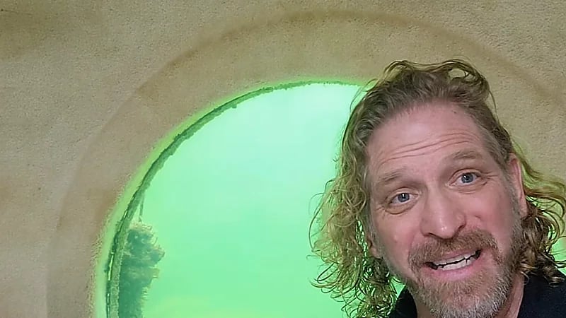 بالفيديو.. بروفيسور أمريكي يقرر العيش 100 يوم تحت الماء