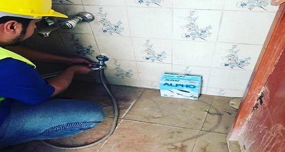 بالصور.. شاب يقدم خدمات سباكة مجانية للأسر الفقيرة بنجران