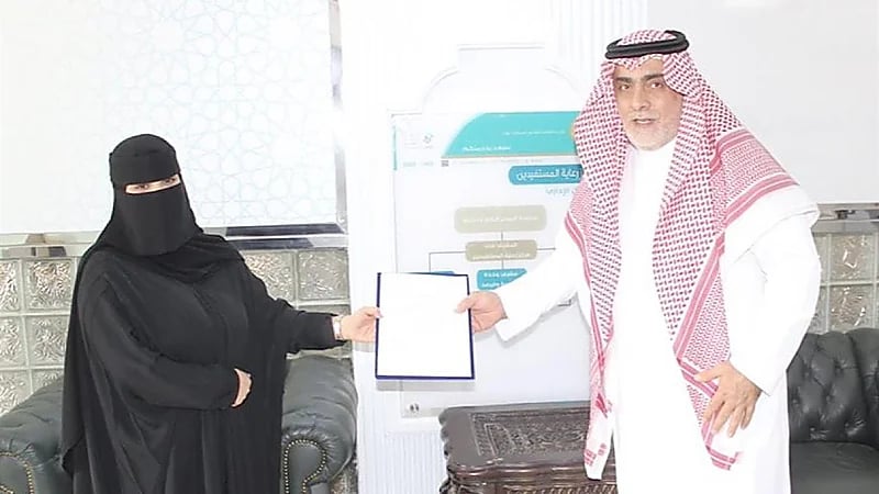 مساعدة إدارية تنقذ حياة طالب أثناء اليوم الدراسي في تبوك