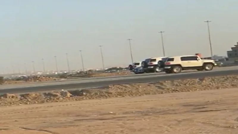 بالفيديو.. مواطن يرصد تجمعات مشبوهة في أحد أحياء جدة