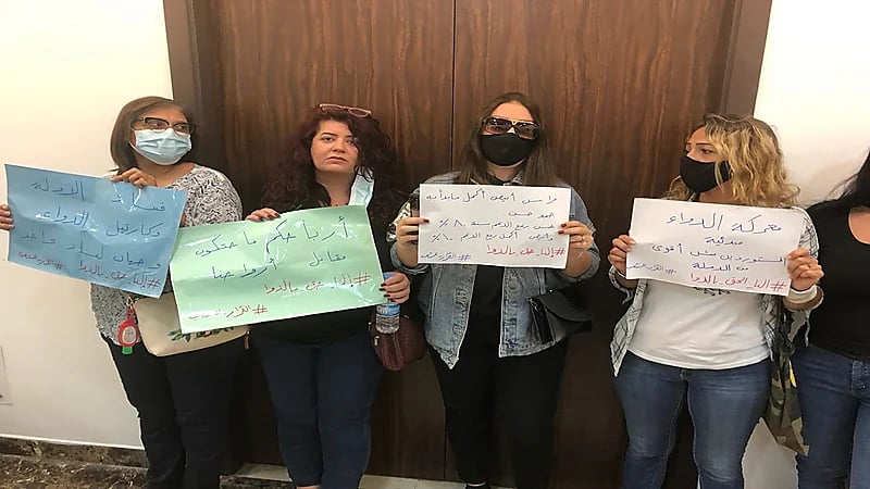 شاهد.. اقتحام محتجون لوزارة الصحة اللبنانية بعد رفع الدعم عن الأدوية