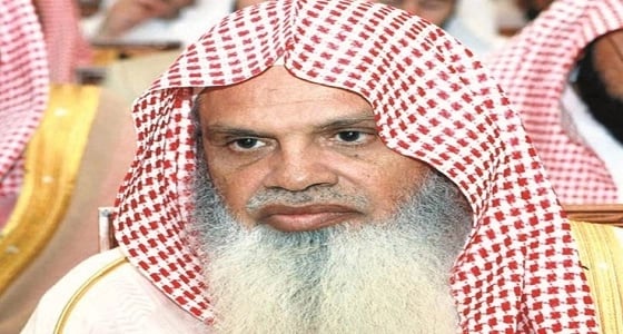 شاهد.. " الحذيفي " يبكي وهو في المحراب النبوي