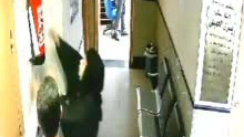 بسبب فشل عملية والدتها سيدة مصرية تطارد الطبيب بطفاية الحريق