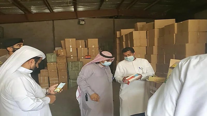 شاهد.. إغلاق مستودع مخالف بحي بني مالك