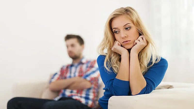 مستشار للمتزوجات: احذرن طلب العاطفة من أزواجكن