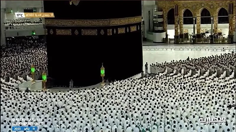 لقطات روحانية لجموع المصلين أثناء تأديتهم صلاة الفجر في الحرم المكي