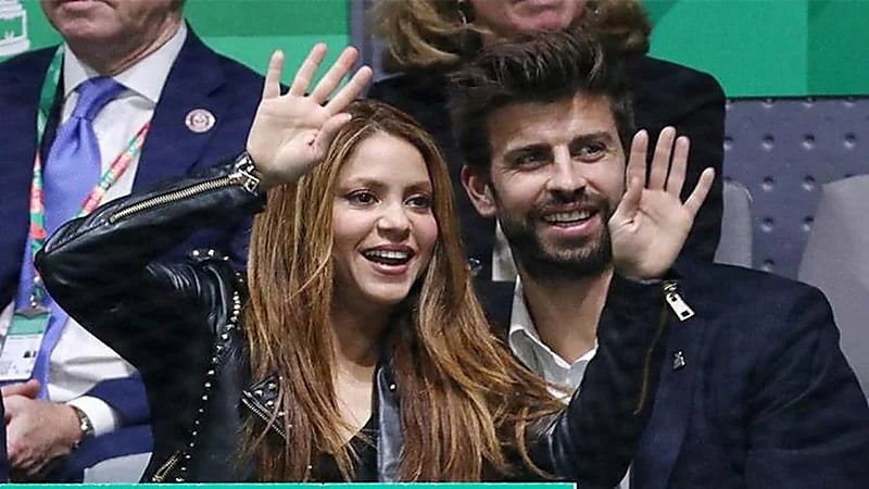 شاكيرا تغادر برشلونة وتوجه رسالة إلى بيكيه