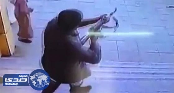 مواطن يهاجم مدرسة ابتدائية بالرشاش لخلاف بين ابنه وطالب آخر