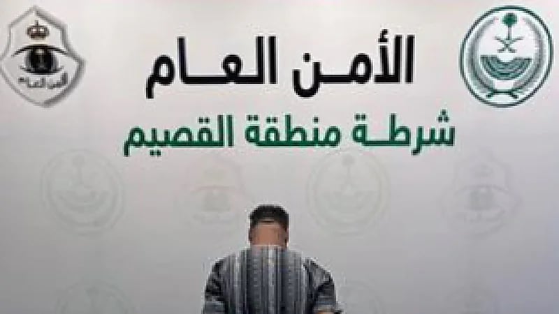 القبض على مروج مواد مخدرة وضبط أسلحة نارية بحوزته