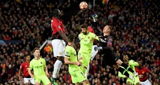برشلونة يخطف فوزًا بشق الأنفس من مانشستر يونايتد