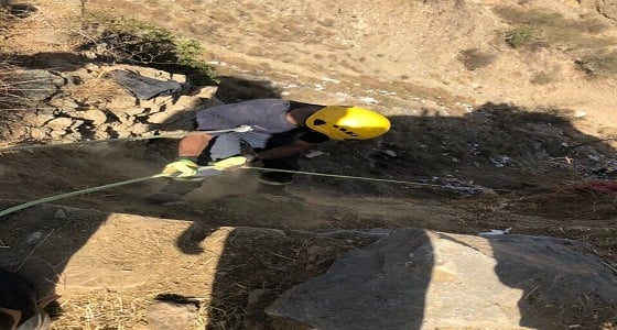 بالصور.. " مدني جازان " يباشر حادث سقوط مركبة