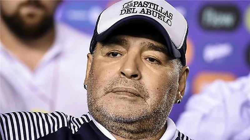 العثور على مستندات صادمة في منزل طبيب الراحل"مارادونا"