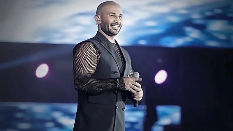 ‎أحمد سعد يثير جدلاً وغضبُا واسعًا بنشره مقطع وهو يغني أثناء الاستحمام