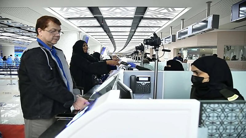 بالصور.. أول عائلة مستفيدة من تأشيرة المرور للزيارة للقادمين جواً إلكترونياً