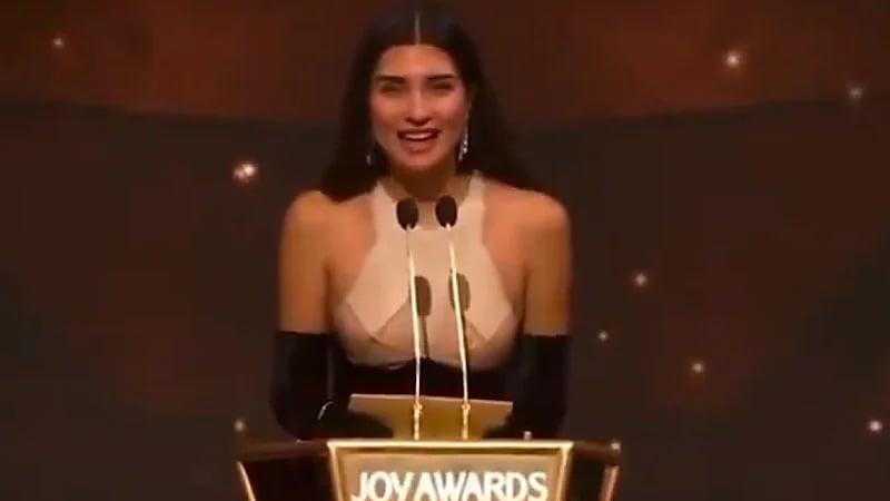 توبا تتحدث العربية في Joy Awards : شو هالليلة الحلوة بقلب الرياض .. فيديو